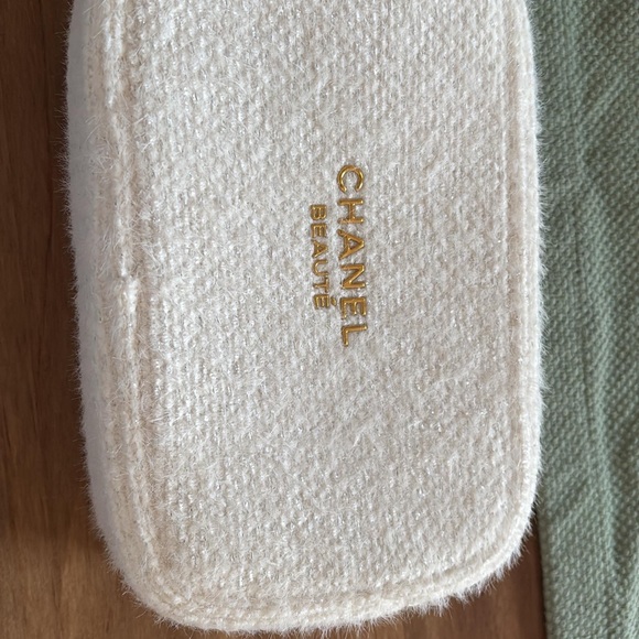 CHANEL Beauté Cream Textured Pouch - Picture 5 of 5